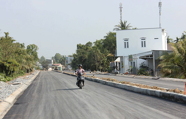 Cong trinh trong diem duong huynh Phan Ho da tham nhua doan giap voi duong Vo Van Kiet, du kien hoan thanh toan tuyen trong nam nay.