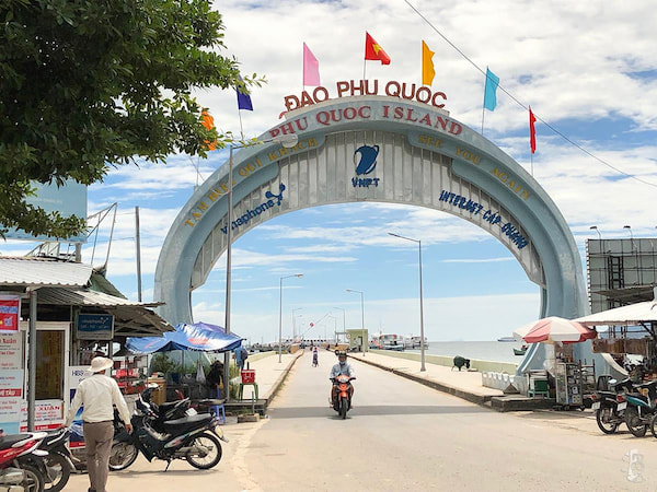 Cang Bai Vong xa Ham Ninh Phu Quoc don du khach den dao ngoc