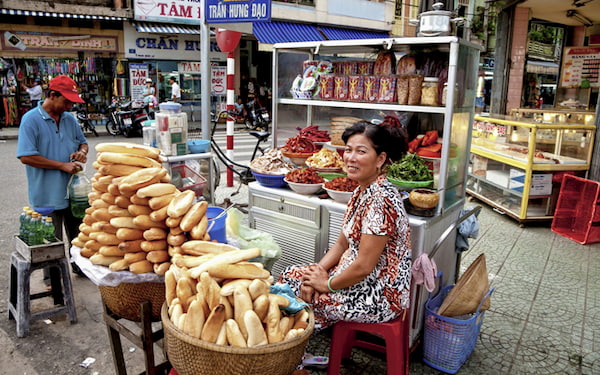 Ngay nay banh mi la mon an binh dan quen thuoc duoc nguoi Viet ua chuong