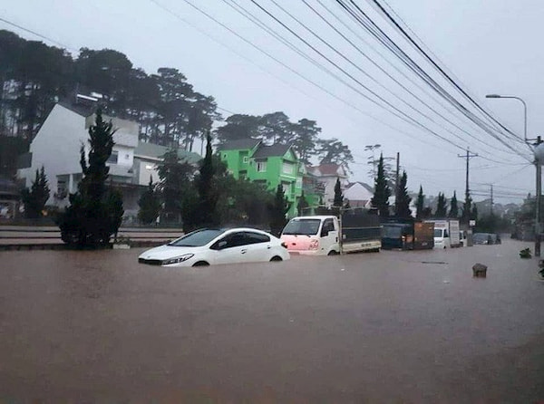 Thanh pho Da Lat chim trong bien nuoc.