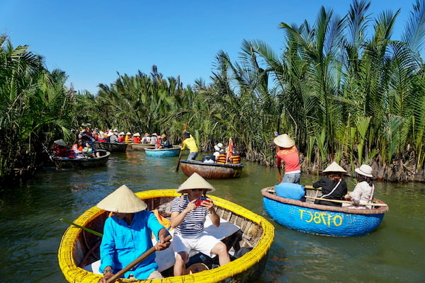 Du khach ngoi thuyen thung tham quan rung dua Bay Mau