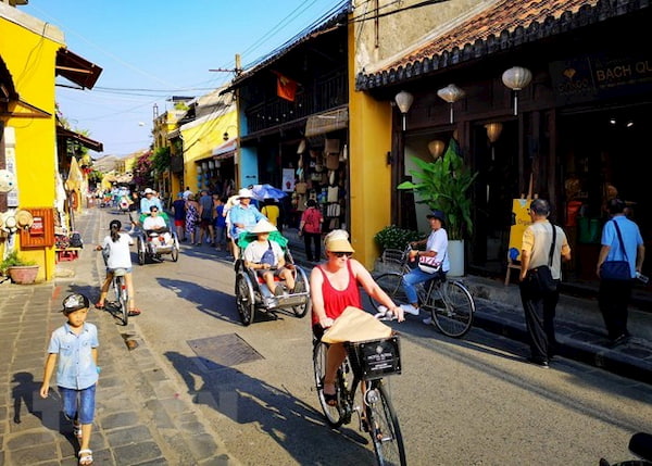 Du khach quoc te tham quan pho co Hoi An