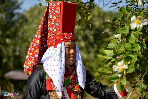 Co gai Tay vui hoi hoa no