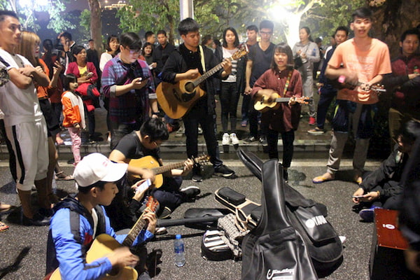 Pho di bo khu vuc ho Hoan Kiem noi dien ra nhieu hoat dong tap the o Ha Noi