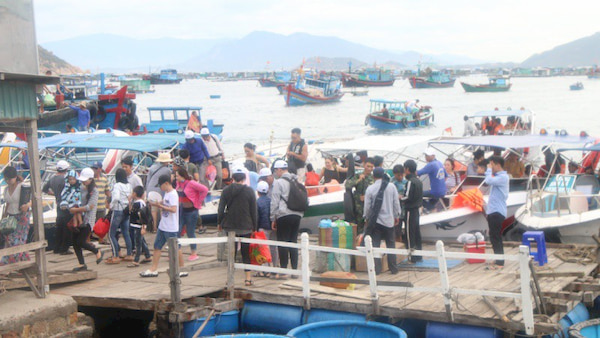 Khach du lich den dao Binh Ba