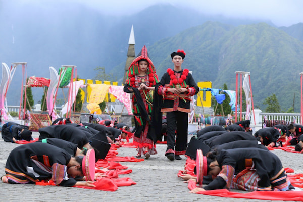 Show dien nghe thuat vu dieu tren may mang dam van hoa dan gian Tay Bac