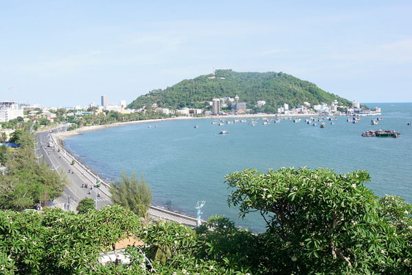 Vung Tau so huu khung canh tuyet dep voi bai bien trong xanh, nang vang.