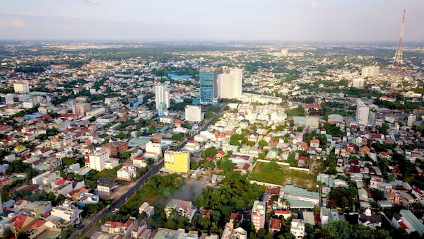 Trung tam xa Di An voi dan cu dong duc va ha tang giao thong ket noi thuan tien.