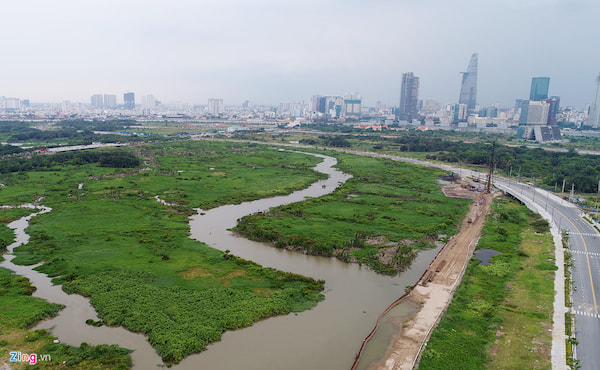 Nhung khu vuc dam lay, canh dong lau say tai Thu Thiem van con, di lien toi toc do phat trien chong mat