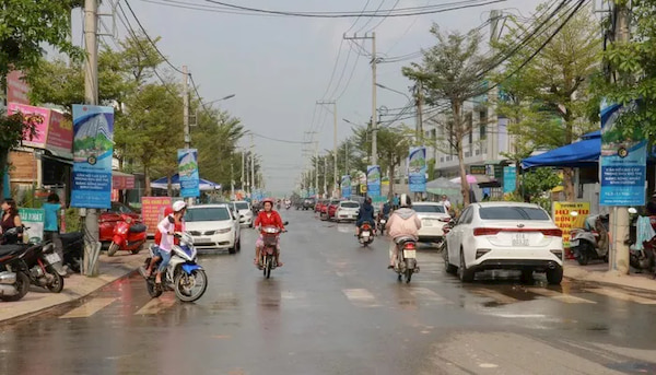 Tung hang xe hoi bien so Binh Duong, Sai Gon, Dong Nai, dau thanh tung hang dai ngoai nha mau du an Thinh Gia Tower