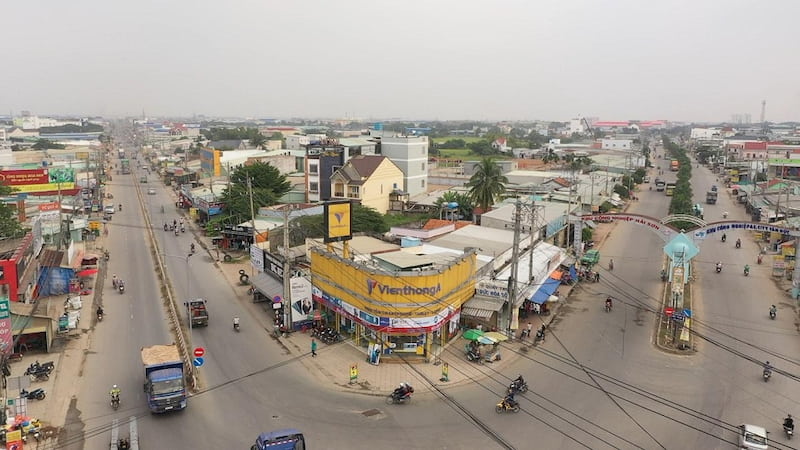 Huyen Duc Hoa la noi co mat do dan cu cao va tap trung nhieu khu cong nghiep lon cua Long An